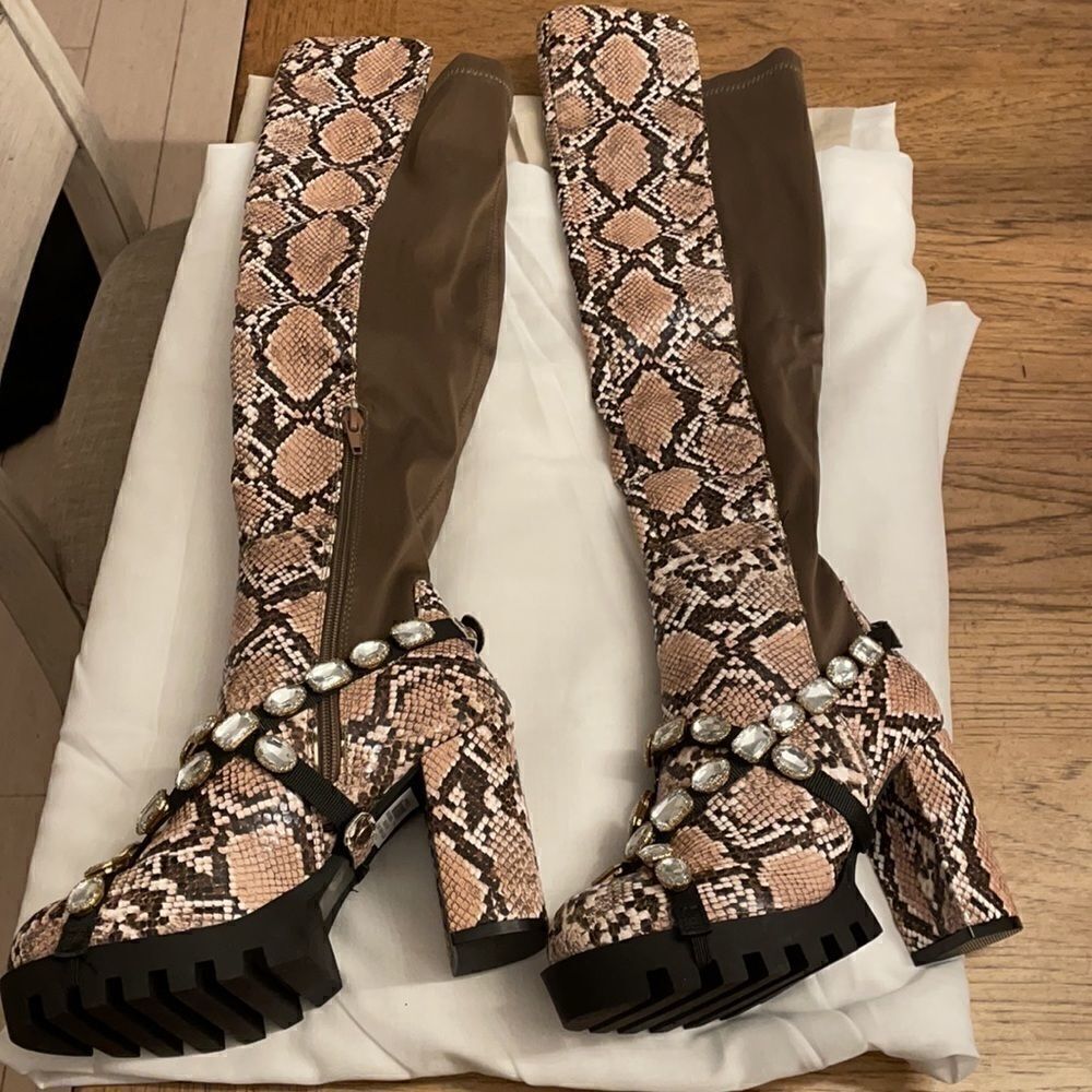 WILD DIVA SNAKESKIN MOTIF BOOTS.  NEW - Picture 7 of 9